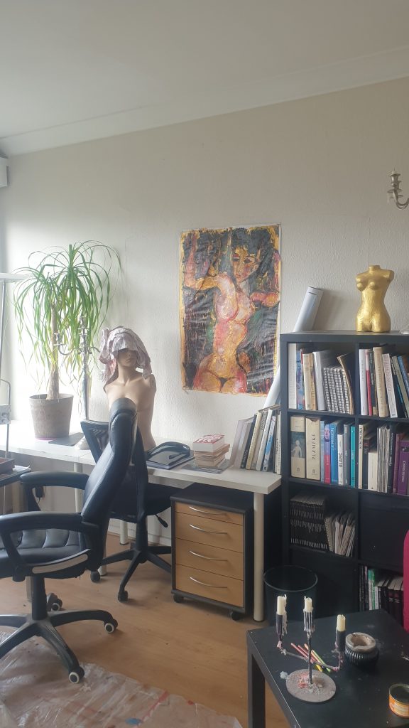 Atelier de Jérôme Selosse, peintre expressionniste à Ixelles (Bruxelles) — bureau, bibliothèque, mannequin et toile figurative accrochée au mur.