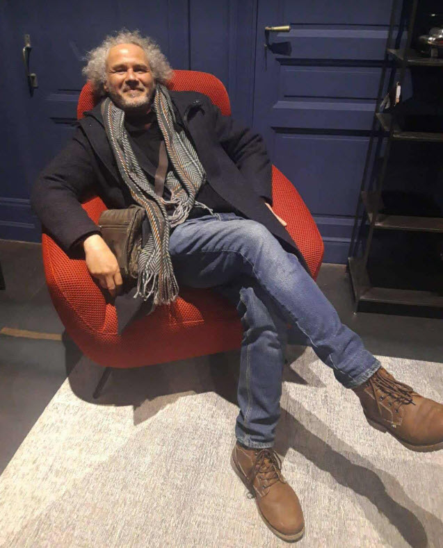 Jerome Selosse, expressionist painter in Ixelles, Brussels — seated portrait, 2025.