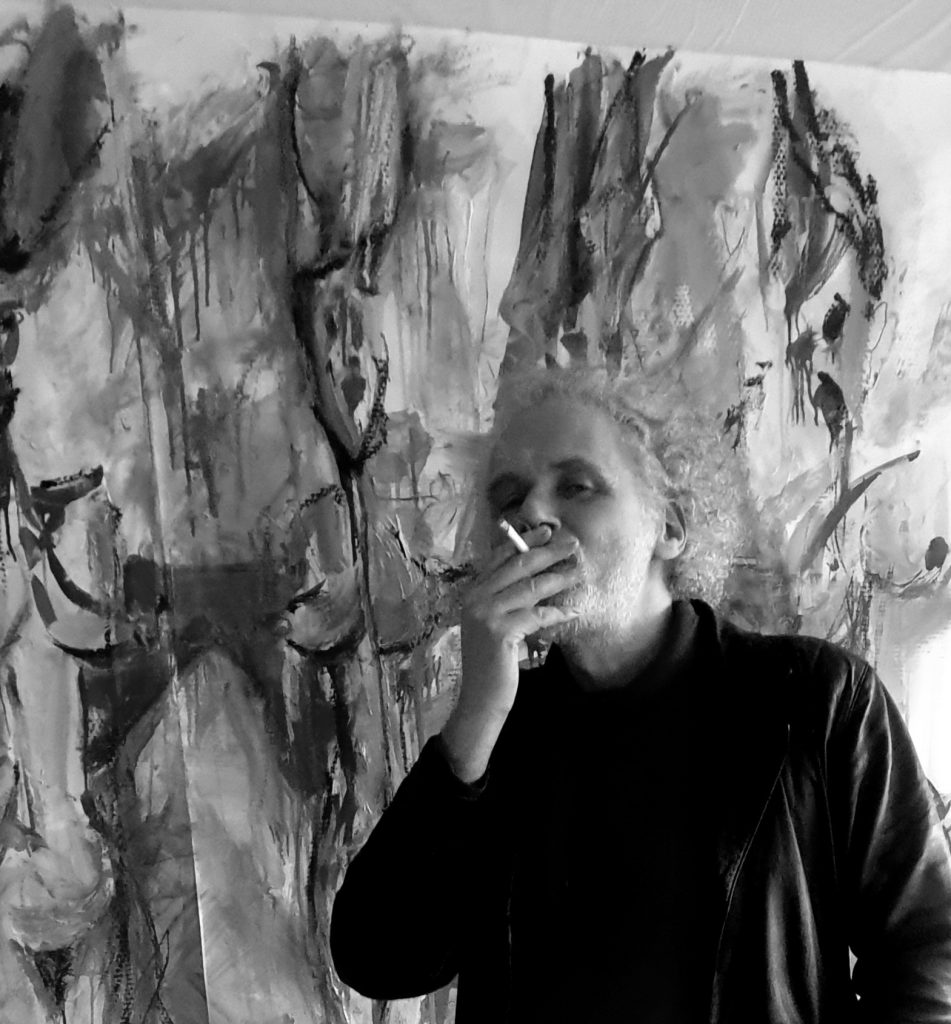 Jérôme Selosse en performance d'Action Painting devant la toile Féminin Sacré Origine à Bruxelles.