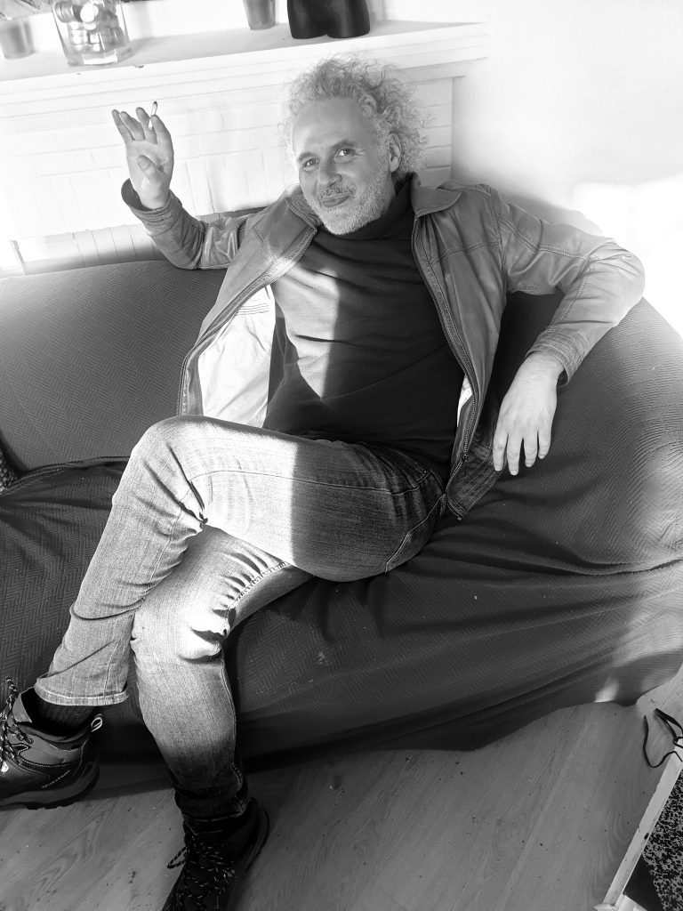 Jérôme Selosse, portrait artistique en noir et blanc de l'artiste peintre expressionniste contemporain dans son atelier de Bruxelles