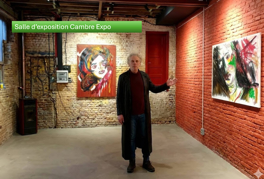 L'artiste Jérôme Selosse présentant son exposition dans la salle Cambre Expo à Woluwe-Saint-Pierre, Bruxelles. Il se tient entre deux de ses peintures expressionnistes dans un espace de galerie aux murs de briques apparentes. Une bannière verte en haut à gauche indique "Salle d'exposition Cambre Expo".